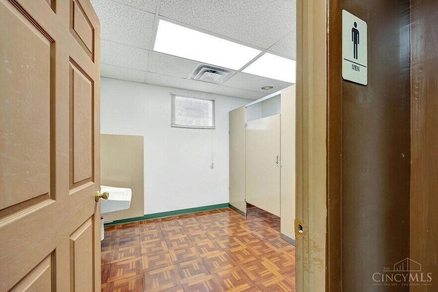 More Photos Of 10456 Pippin Rd, Cincinnati Office For Sale