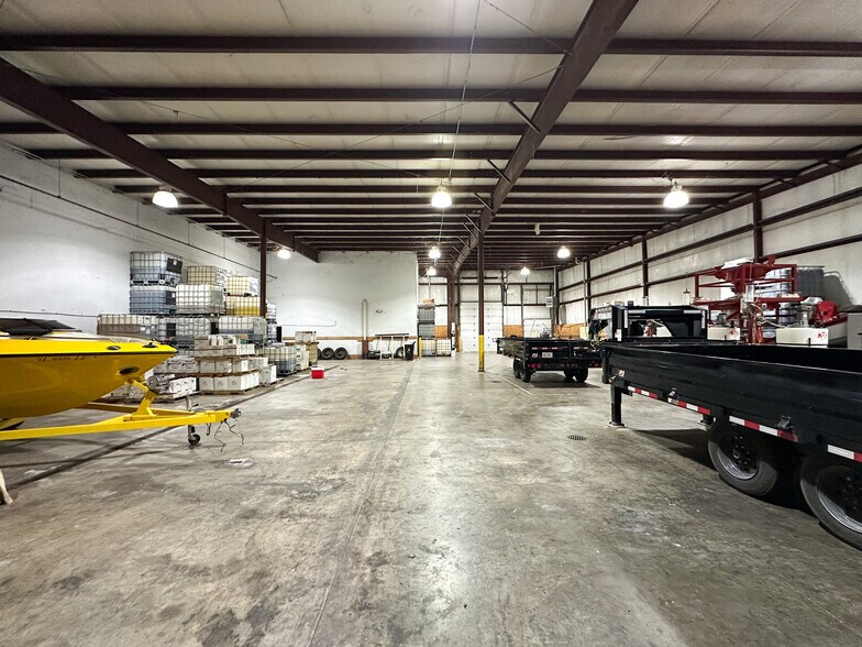 More Photos Of 6200 S 2nd St, Springfield Warehouse For Lease