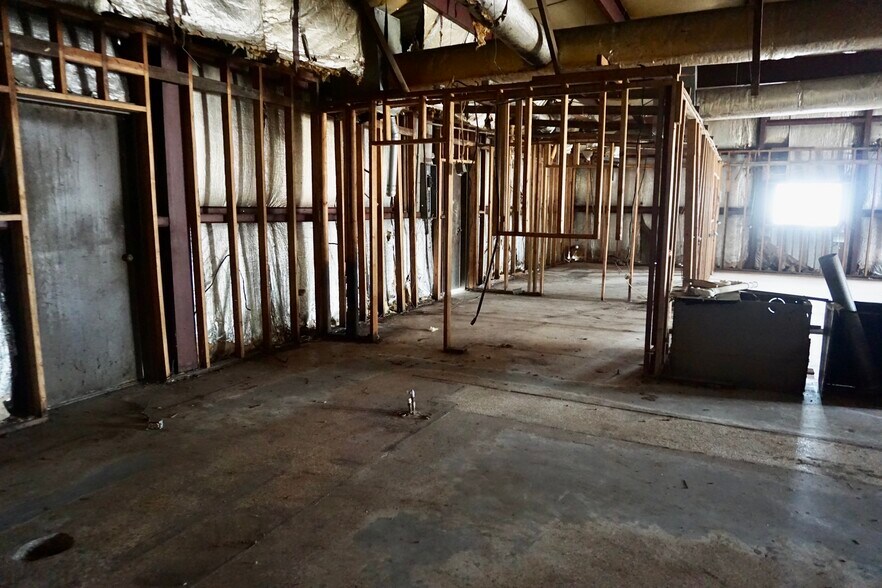 More Photos Of 906 Third St, Lake Arthur Light Manufacturing For Sale