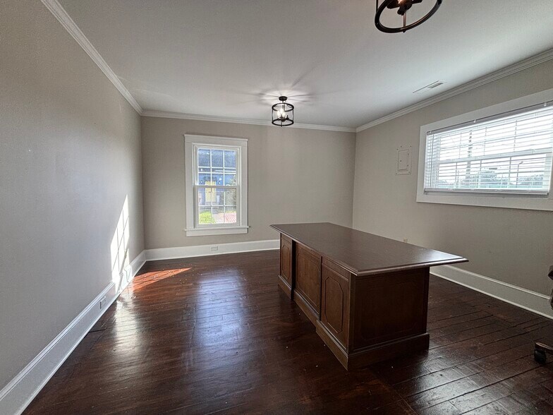 More Photos Of 407 Harvey St, Winston-Salem Office For Sale