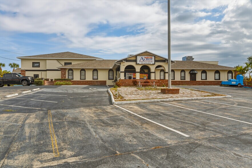 More Photos Of 300 N Cocoa Blvd, Cocoa Restaurant For Lease