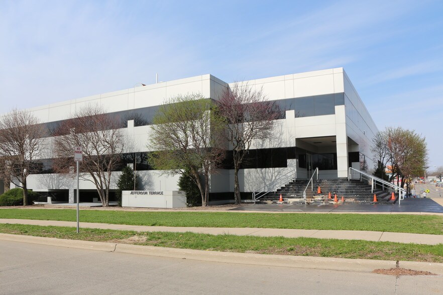 More Photos Of 300 W Jefferson St, Springfield Office For Lease