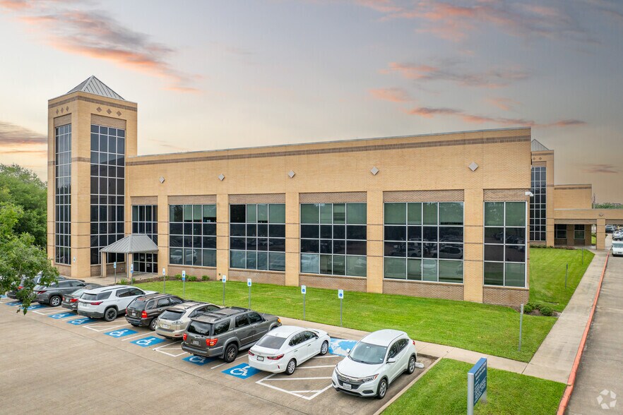 More Photos Of 1111-1211 Highway 6, Sugar Land Medical For Lease