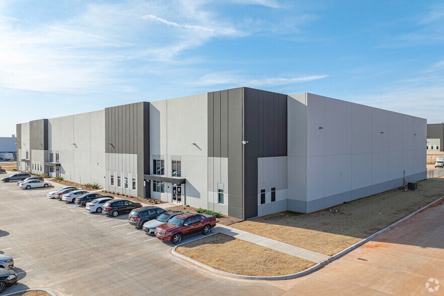 More Photos Of 8801 N I 35 Service Rd, Oklahoma City Distribution For Lease