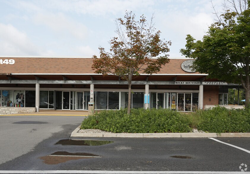 More Photos Of 7500 Lundy's Ln, Niagara Falls Storefront For Lease