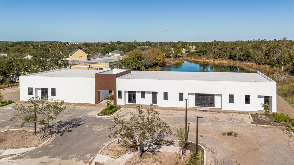 More Photos Of 11125 Corridor Pl, Bradenton Storefront Retail Office For Sale