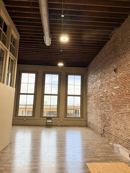 More Photos Of 62 S Front St, Memphis Storefront Retail Office For Sale