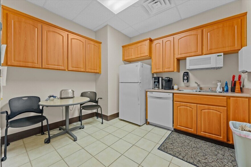 More Photos Of 2155 Larkspur Ln, Redding Office For Sale