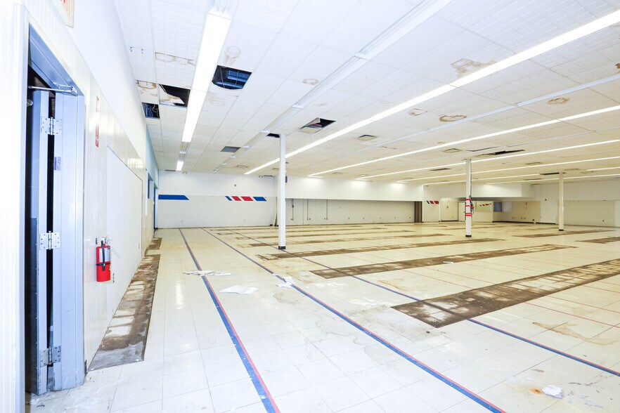 More Photos Of 902 N Lewis St, Glenville Drugstore For Lease