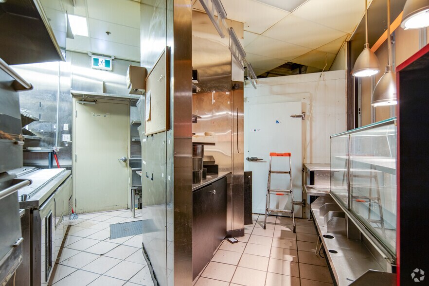 More Photos Of 1601-1715 152 St, Surrey Storefront Retail Office For Lease