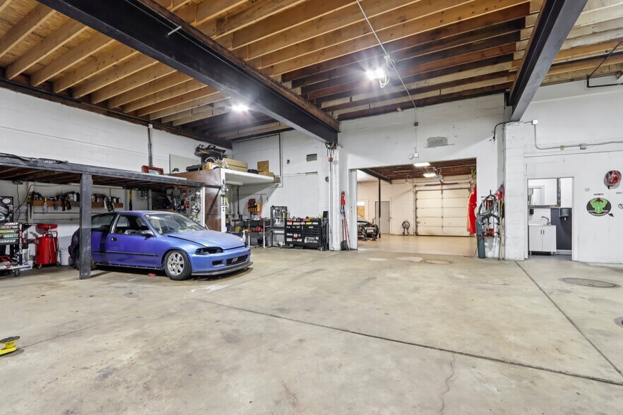 More Photos Of 9205 S Chicago Rd, Oak Creek Auto Repair For Sale