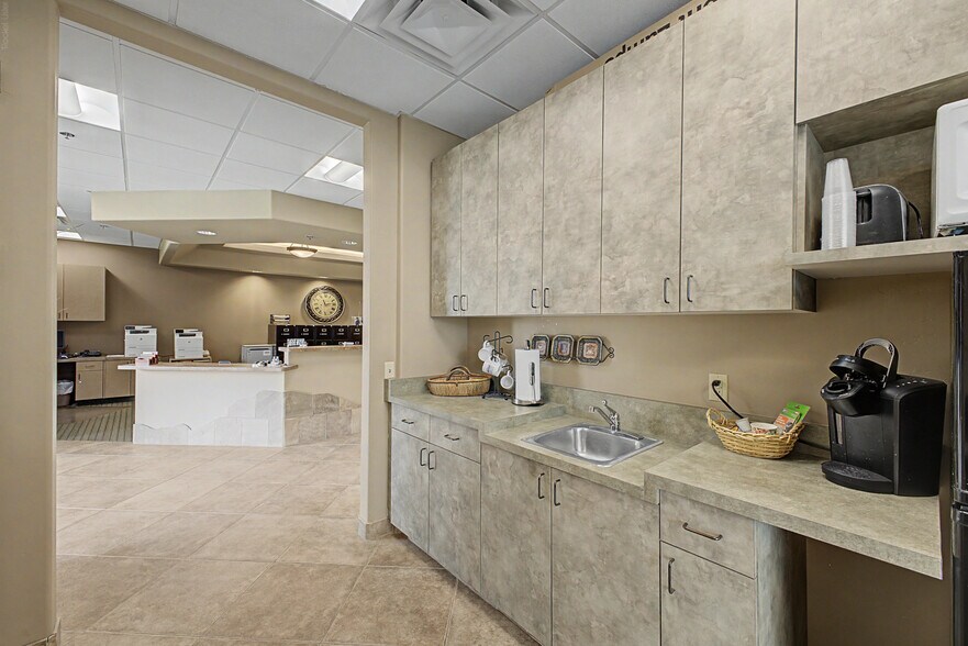 More Photos Of 565 W Chandler Blvd, Chandler Office For Lease