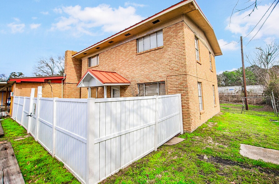 More Photos Of 1801 S 5th St, Leesville Hotel For Sale