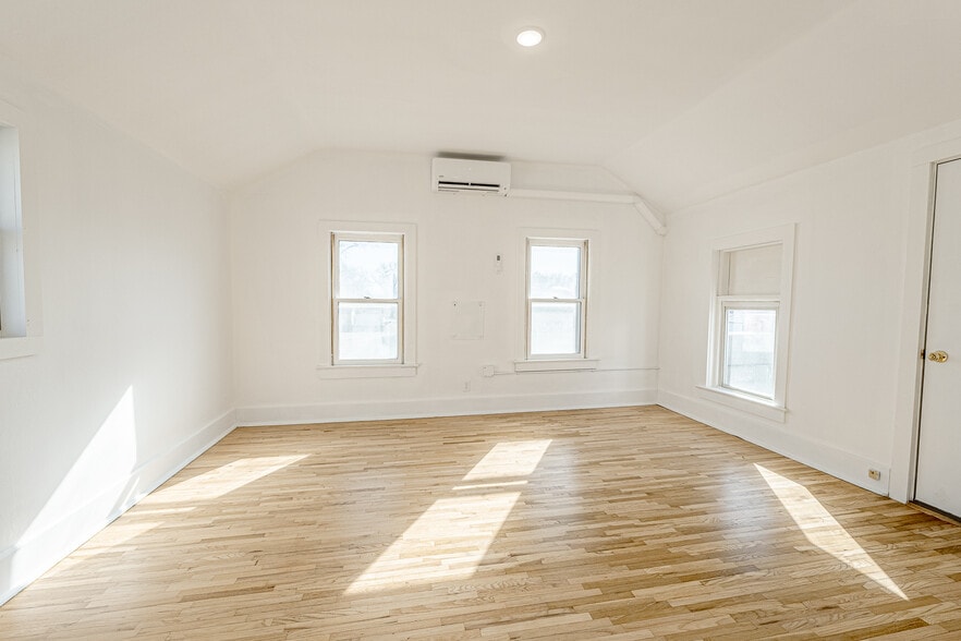 More Photos Of 127 W Main St, Belleville Restaurant For Sale
