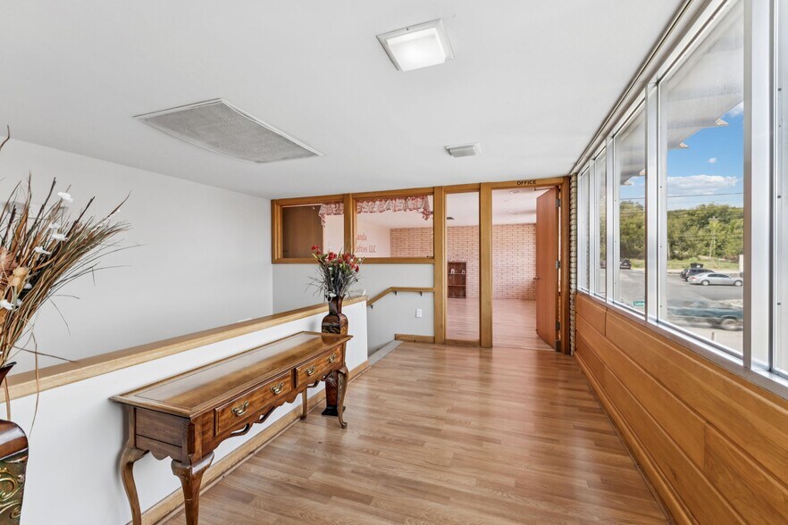 More Photos Of 506 College St W, Fayetteville Office For Sale