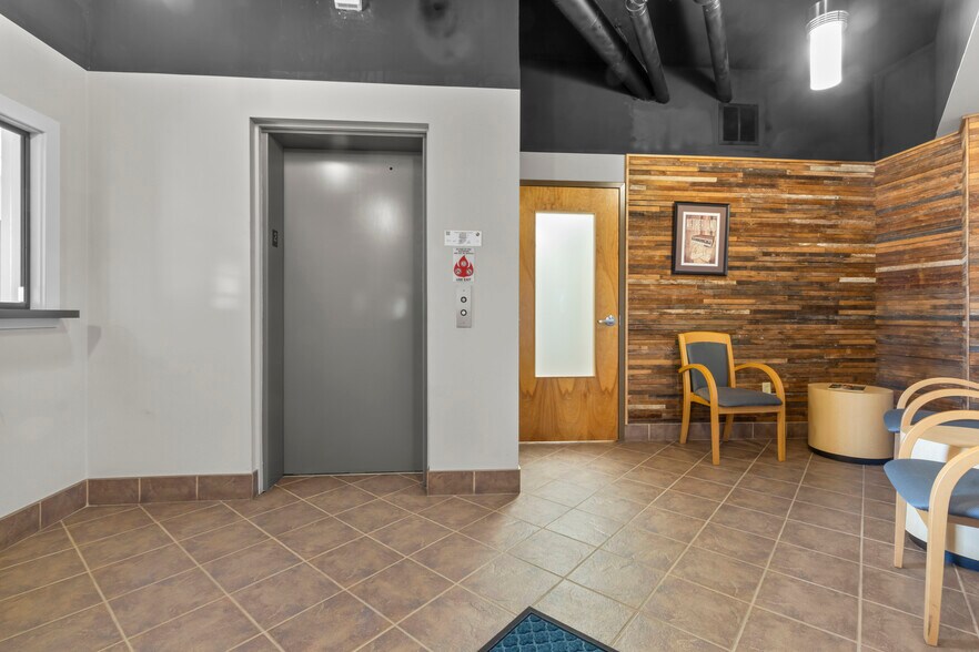 More Photos Of 811 W Main St, Carmel Storefront Retail Office For Lease