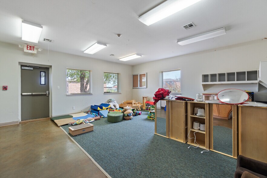 More Photos Of 185 Rebecca St, Gentry Office For Lease