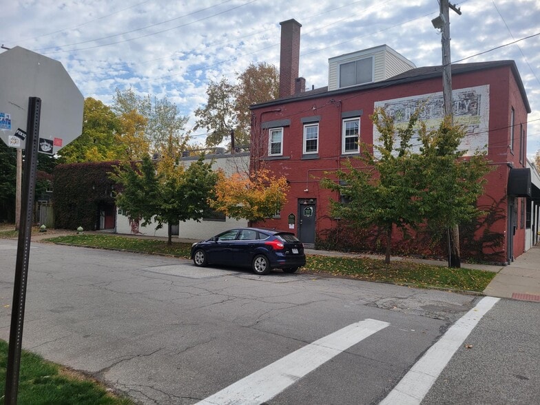 More Photos Of 2135 Columbus Rd, Cleveland Bar For Sale