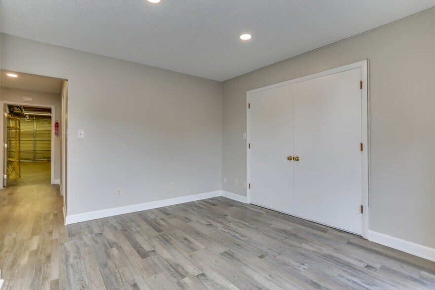 More Photos Of 1222 Executive Blvd, Chesapeake Showroom For Lease
