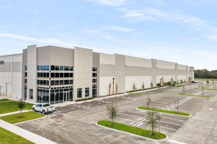 More Photos Of 5001 Crossroads Pky, Fort Pierce Warehouse For Lease