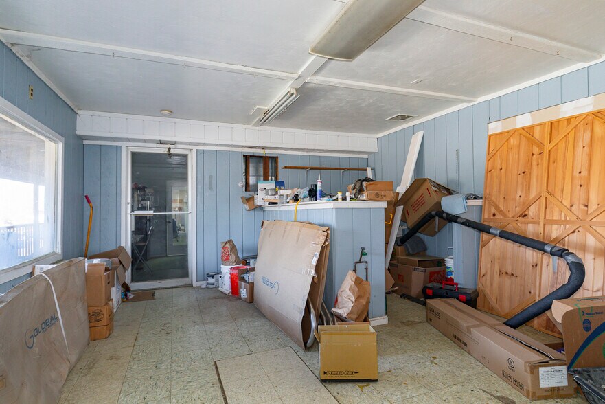 More Photos Of 2100 NY-9G, Staatsburg Light Distribution For Sale