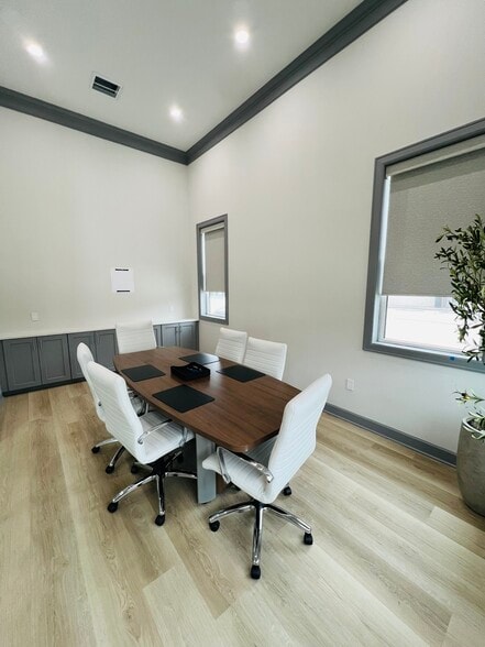 More Photos Of 1325 Main St, Katy Medical For Lease