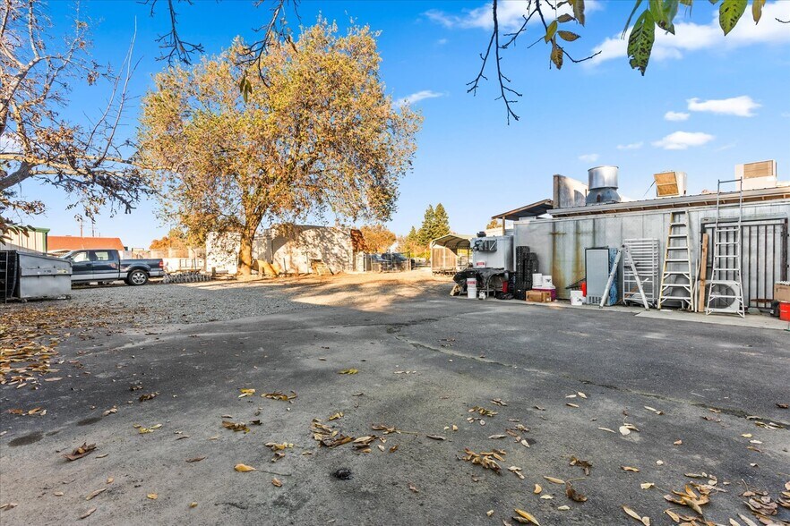 More Photos Of 10448 CA-99, Live Oak Supermarket For Sale