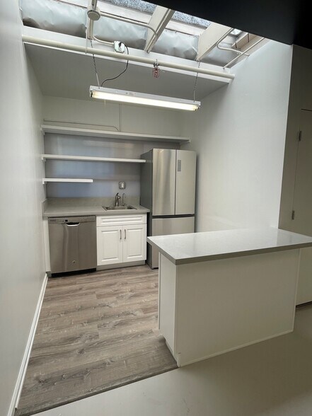 More Photos Of 529 Victoria Ave, Venice Loft Creative Space For Lease