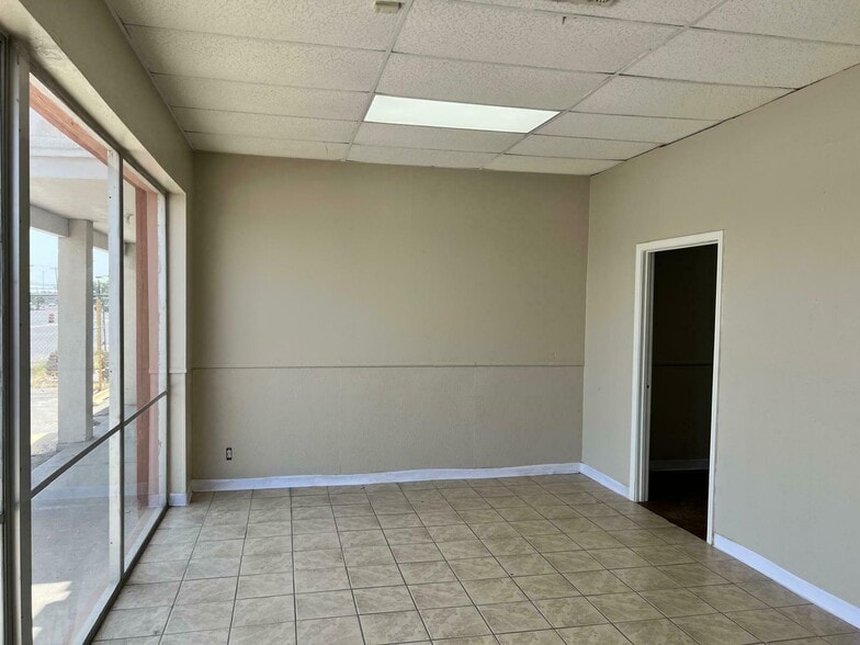 More Photos Of 9523 Dyer St, El Paso Storefront For Lease