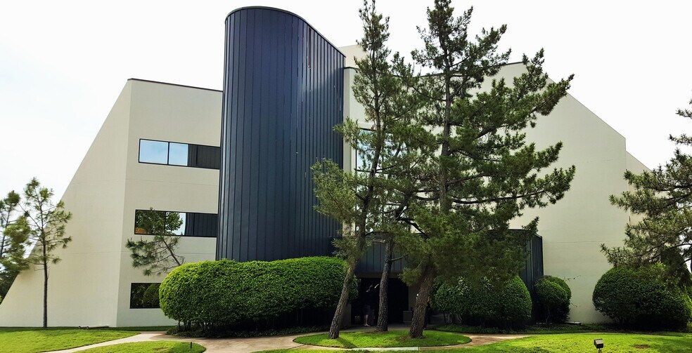 More Photos Of 2600 Van Buren St, Norman Office For Sale