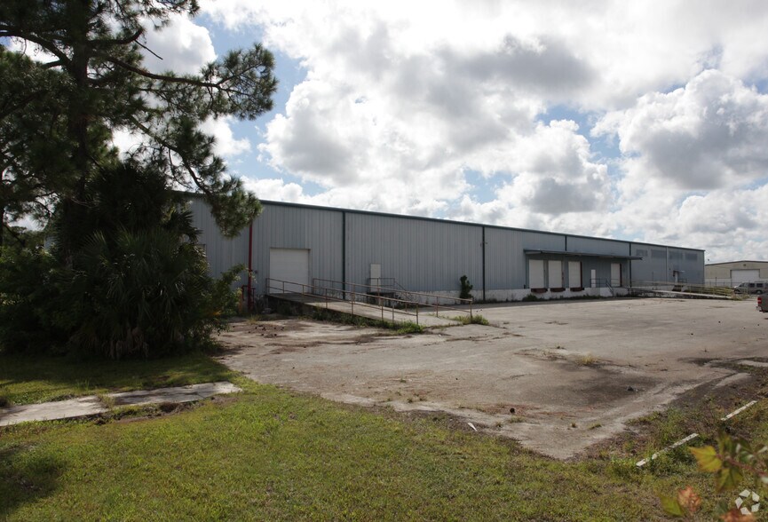 More Photos Of 17550 East St, North Fort Myers Warehouse For Lease