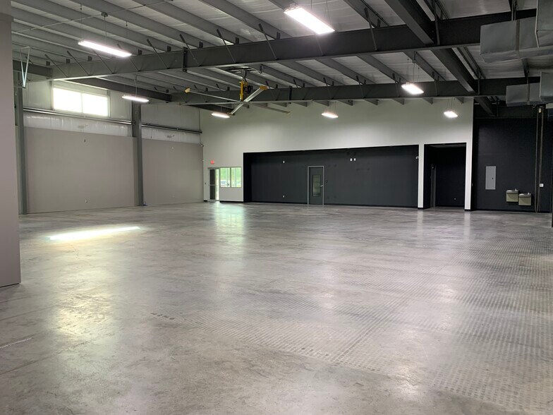 More Photos Of 12110 S Harrells Ferry Rd, Baton Rouge Showroom For Lease