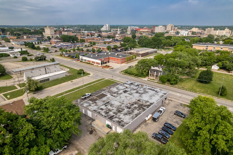More Photos Of 415 N 3rd St, Rockford Light Distribution For Sale