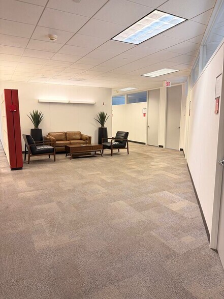 More Photos Of 396 W Greens Rd, Houston Office For Sale