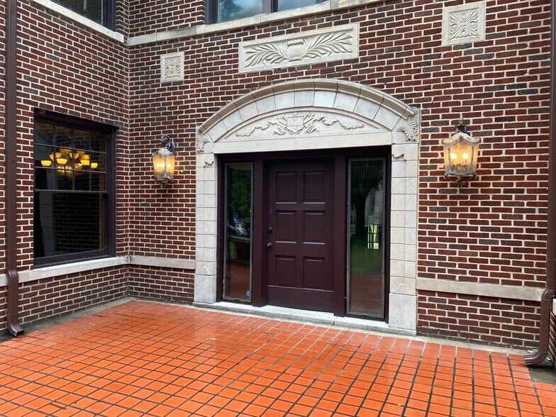 More Photos Of 219 N Broadway St, Tupelo General Retail For Lease