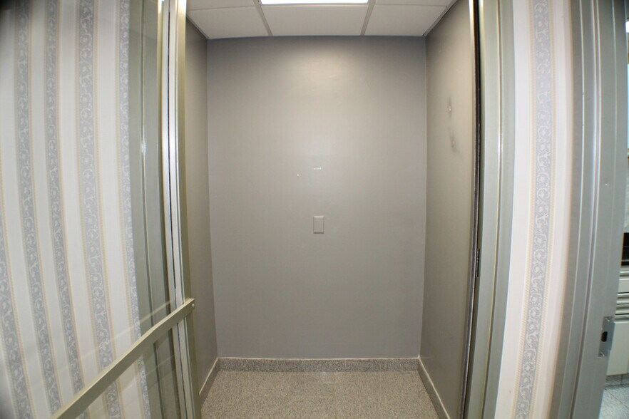 More Photos Of 1637 N Eastman Rd, Kingsport Office For Lease