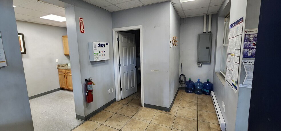 More Photos Of 730 N Main St, Waterbury Warehouse For Lease