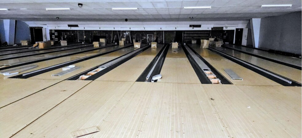 More Photos Of 2013 Falls Blvd N, Wynne Sports And Entertainment For Sale