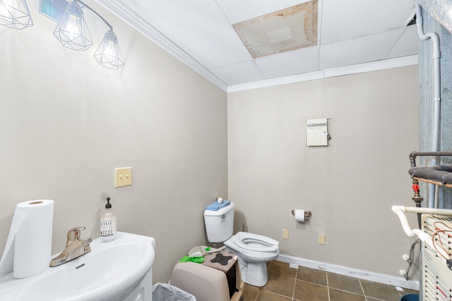 More Photos Of 3565 Main St, Jasper Office For Sale