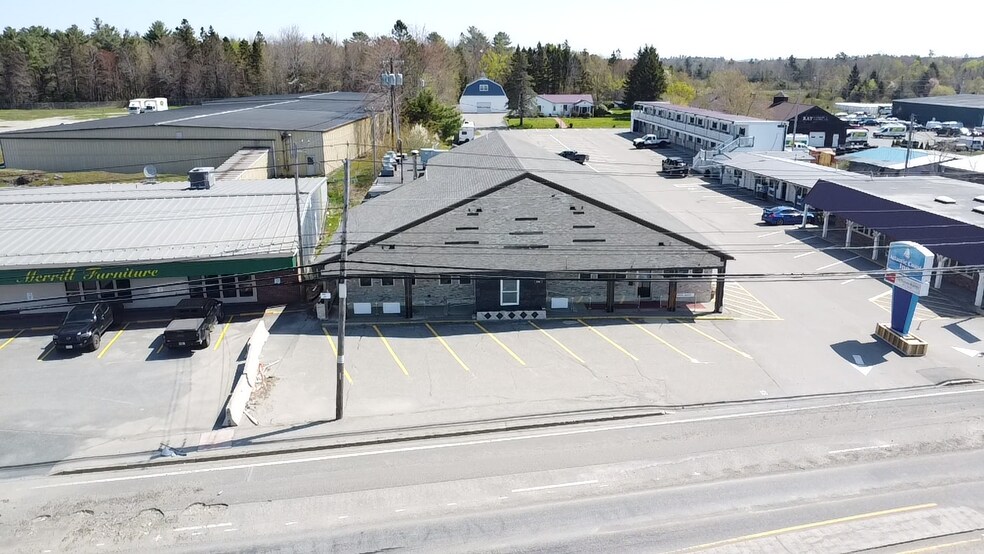 Primary Photo Of 186 High St, Ellsworth Restaurant For Lease