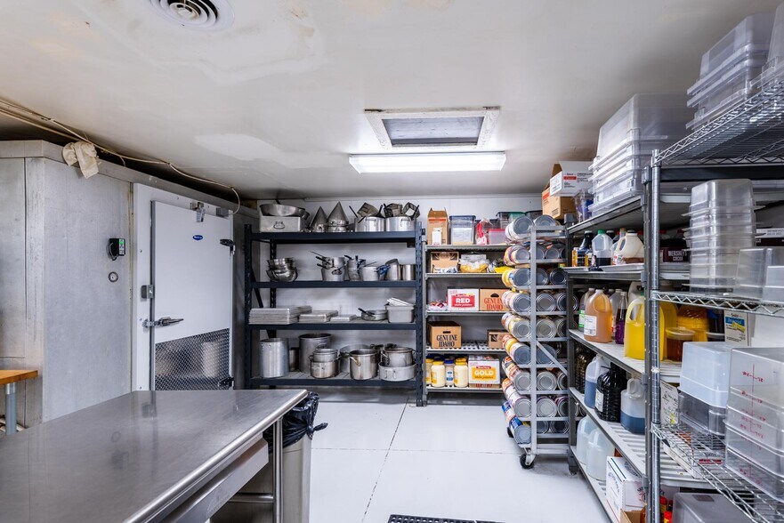 More Photos Of 117 Pine St, Pinedale Restaurant For Sale