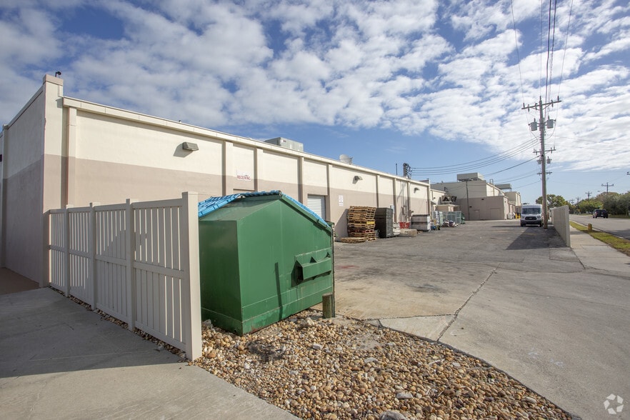 More Photos Of 1000-1016 Cape Coral Pky E, Cape Coral Supermarket For Lease