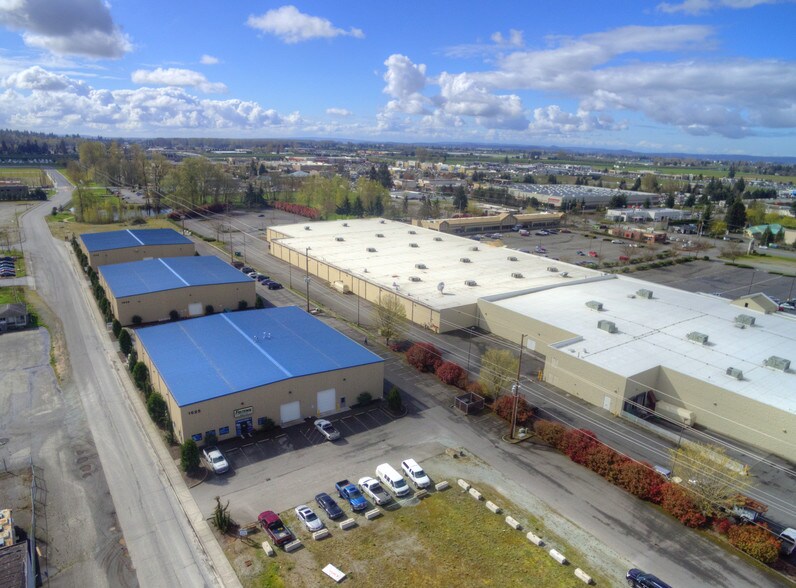 More Photos Of 1635 S Walnut St, Burlington Flex For Lease