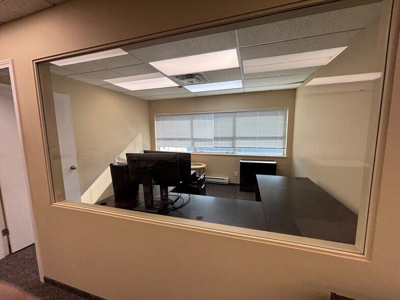 More Photos Of 4125 Mcconnell Dr, Burnaby Warehouse For Lease