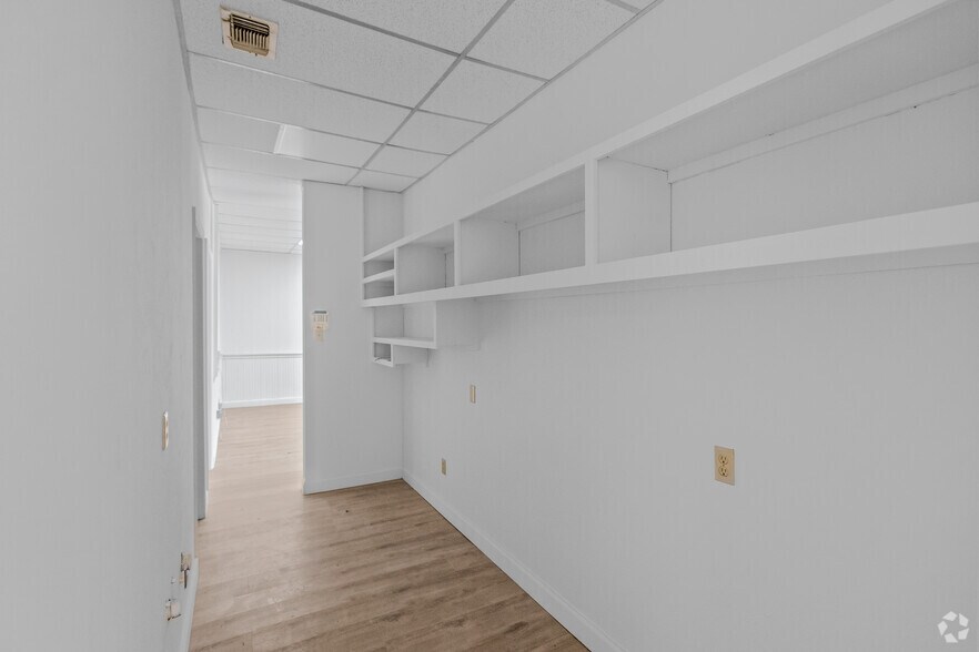 More Photos Of 9727-9733 South Fwy, Fort Worth Warehouse For Lease