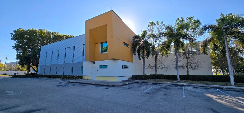 More Photos Of 955 10th Ave N, Naples Medical For Lease