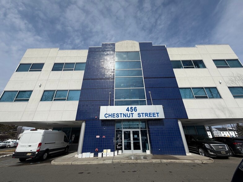 More Photos Of 456 Chestnut St, Lakewood Office For Lease