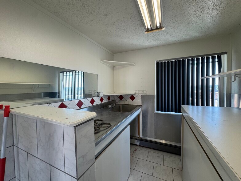 More Photos Of 2297 W Dartmouth Ave, Englewood Warehouse For Lease