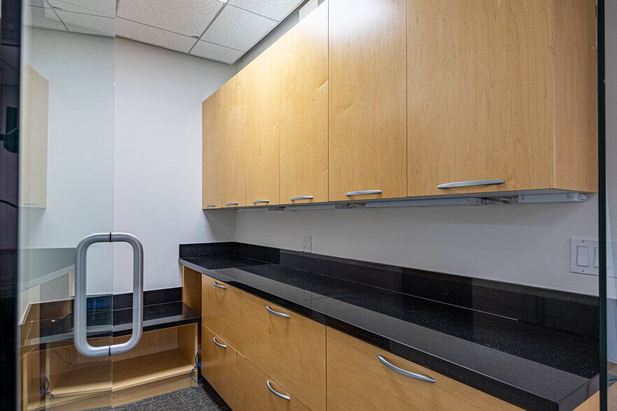 More Photos Of 7390 Creek Rd, Sandy Office For Lease
