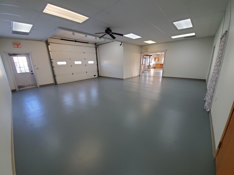 More Photos Of 1804 N Towanda Barnes Rd, Bloomington Flex For Lease